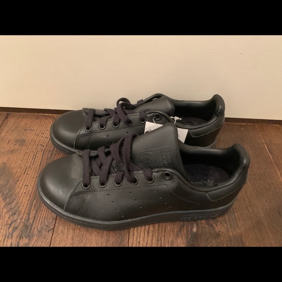 Black Adidas Stan Smiths - Picture 3 of 9